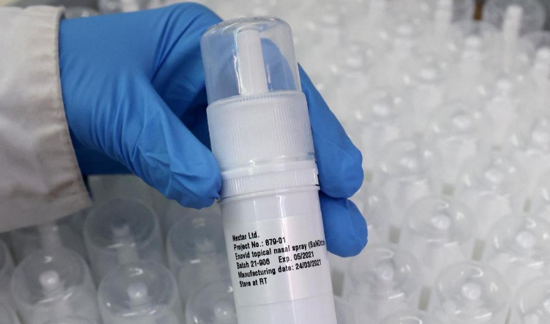 

En tekniker visar upp en medicinsk nässprej. Produkten på bilden har inget med artikelns innehåll att göra. Foto: Emmanuel Dunand/AFP via Getty Images                                                                                        