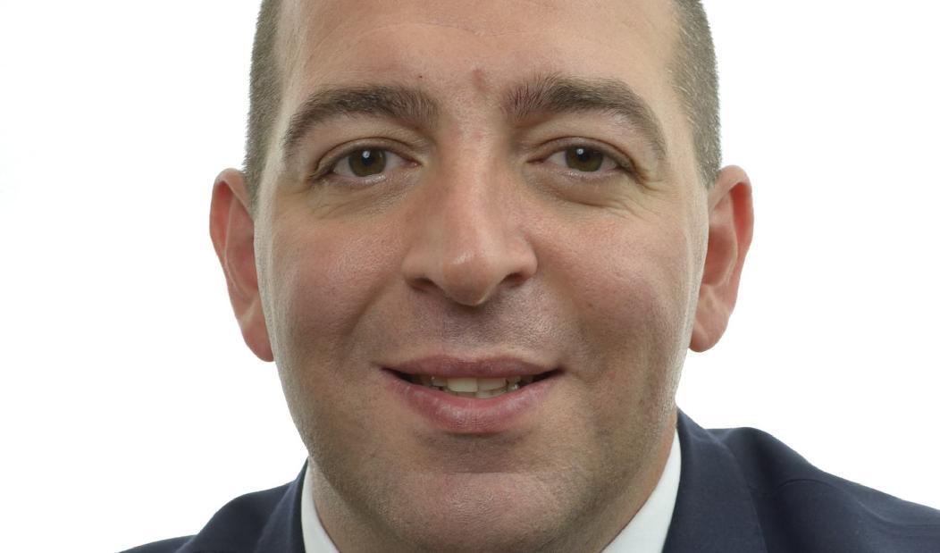 Roger Haddad anser att varken funktionsvarierade eller nyanlända i dag får det stöd de behöver hos Samhall. Foto: Riksdagen