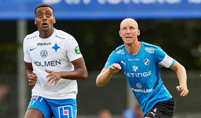 
IFK Norrköpings Theodore Rask (i blått och vitt) och Halmstads Andreas Johansson under en allsvensk match den 22 augusti förra året. Foto: Andders Bjurö/TT                                            