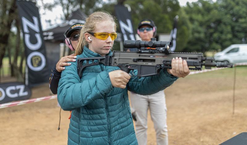 
En ung kvinna skjuter med ett CZ 805 BREN-gevär under en vapenövning för kvinnor i Bronkhorstspruit i Sydafrika Sydafrika den 2 april. Foto: Guillem Sartorio/AFP via Gettu Omages                                            