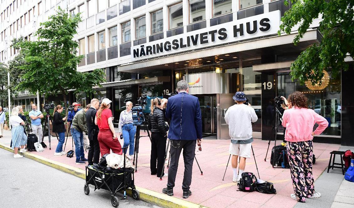 Pressuppbåd utanför Näringslivets hus i Stockholm där förhandlingarna avslutats och besked om strejk kommit. Foto: Chris Anderson/TT