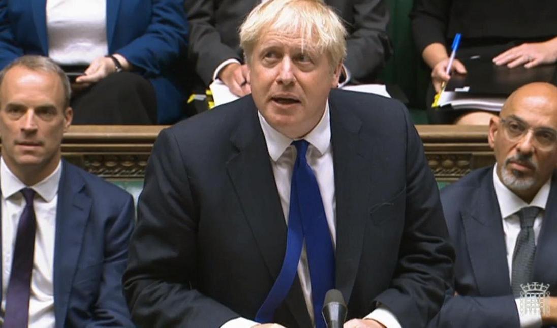 Premiärminister Boris Johnson försäkrar att han kommer att fortsätta. Foto: Brittiska underhuset via AP/TT