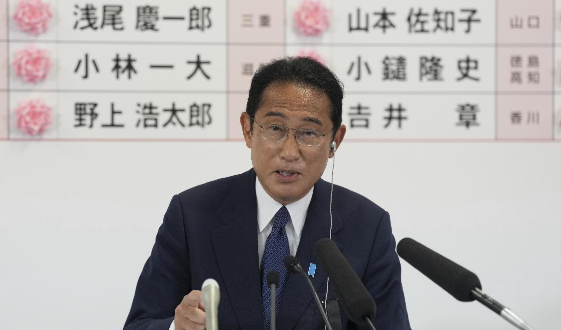 Fumio Kishida, Japans premiärminister och ledare för Liberaldemokratiska partiet, talar i samband med valvinsten. Foto: Toru Hanai/AP/TT
