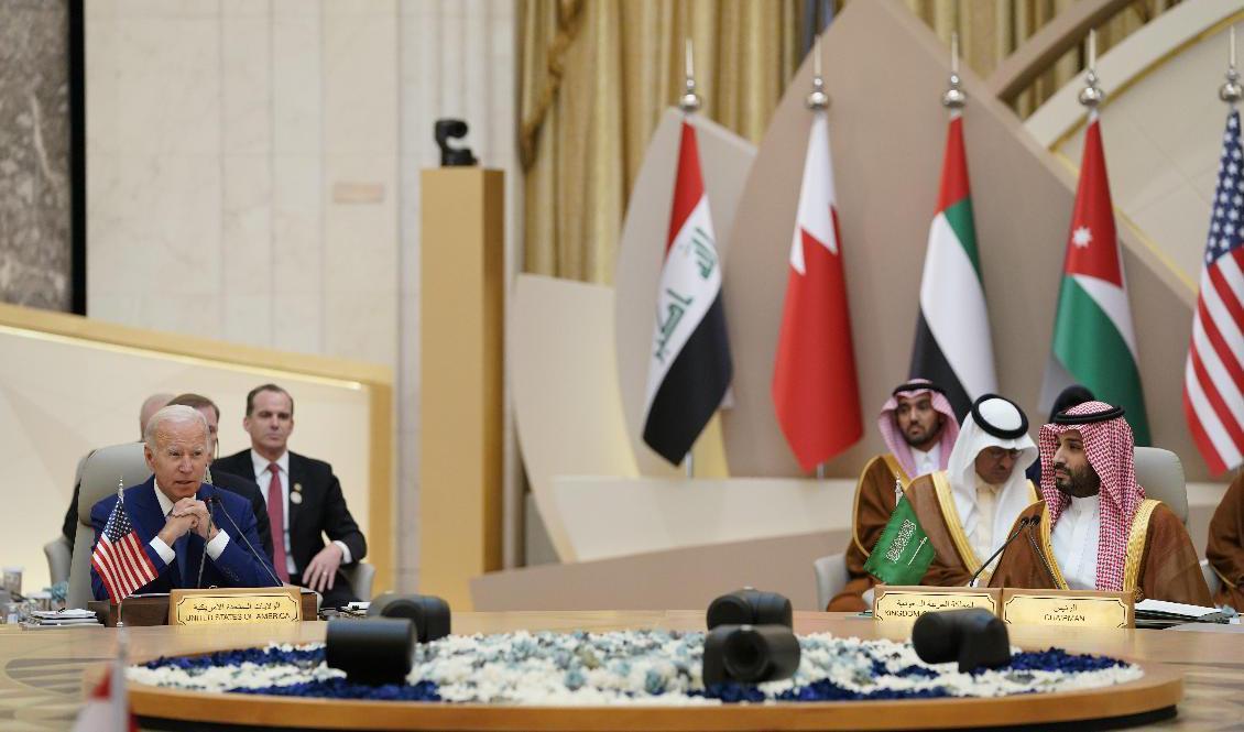 President Joe Biden och Saudiarabiens kronprins Mohammed bin Salman, i ett möte under lördagen. Foto: Evan Vucci/AP/TT