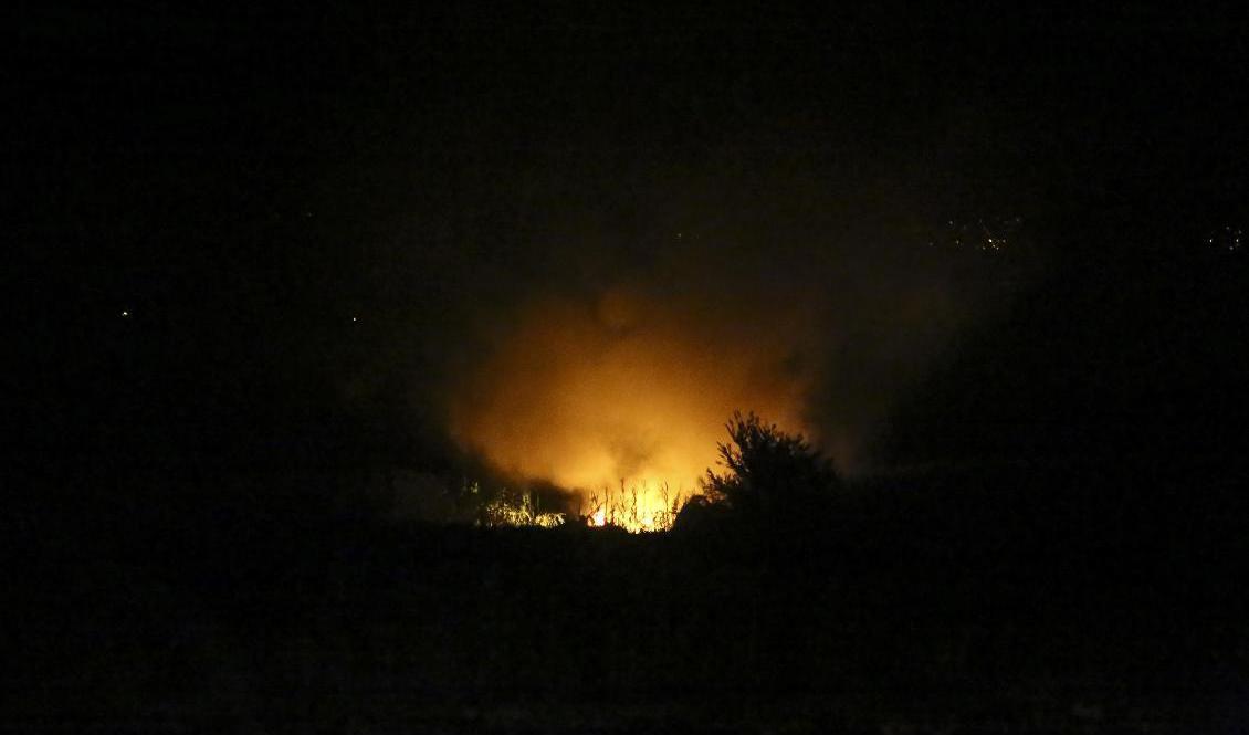 Flammor steg upp från platsen där ett transportplan kraschade i norra Grekland sent på lördagskvällen. Foto: Ilias Kotsireas/InTime News via AP/TT