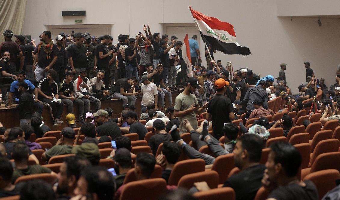 Demonstranter i Irak har för andra gången på en vecka ockuperat parlamentet i Bagdad. Foto: Adil al-Khazali/AP/TT