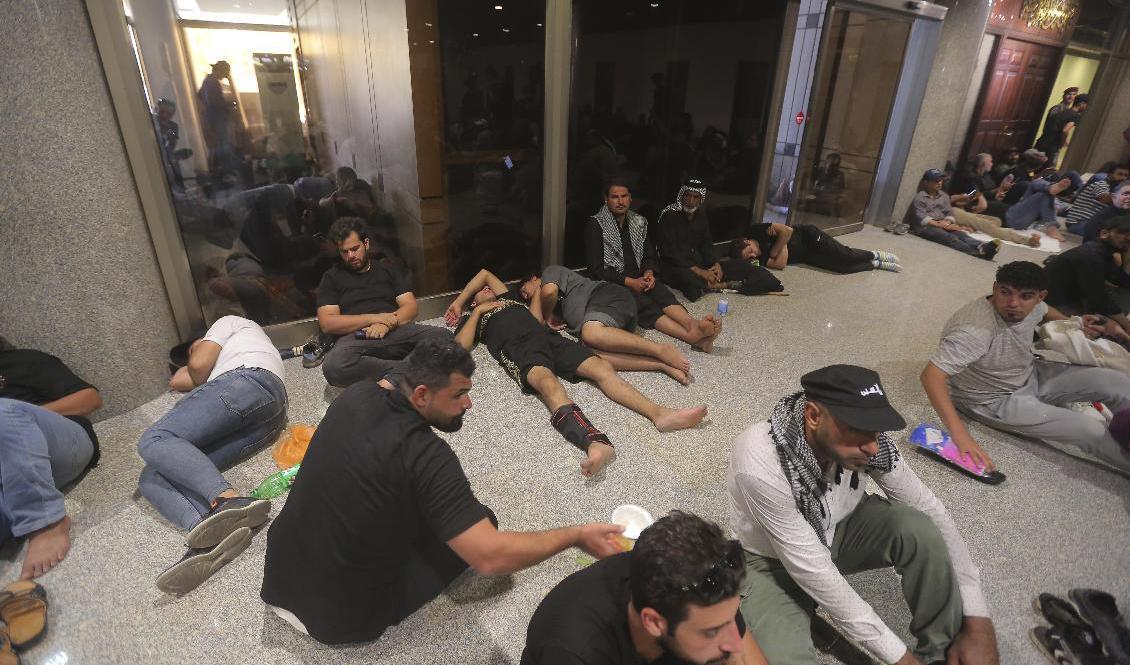 Ockupationen av parlamentet i Bagdad fortsätter. Bilden togs i lördags. Foto: Adil al-Khazali/AP/TT