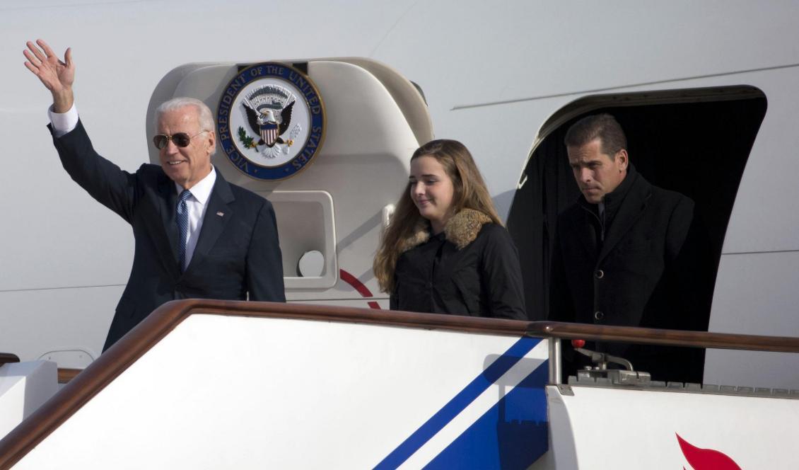 







På bilden, som är tagen den 4 december 2013 i Peking i Kina, syns Joe Biden tillsammans med sin sondotter Finnegan Biden och hans son Hunter Biden. Foto: Ng Han Guan – POOL/Getty Images                                                                                                                                                                                                                                                                                                                                                                