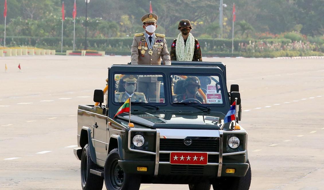 På bilden syns juntaledaren Min Aung Hlaing (till vänster). Foto: STR/AFP via Getty Images