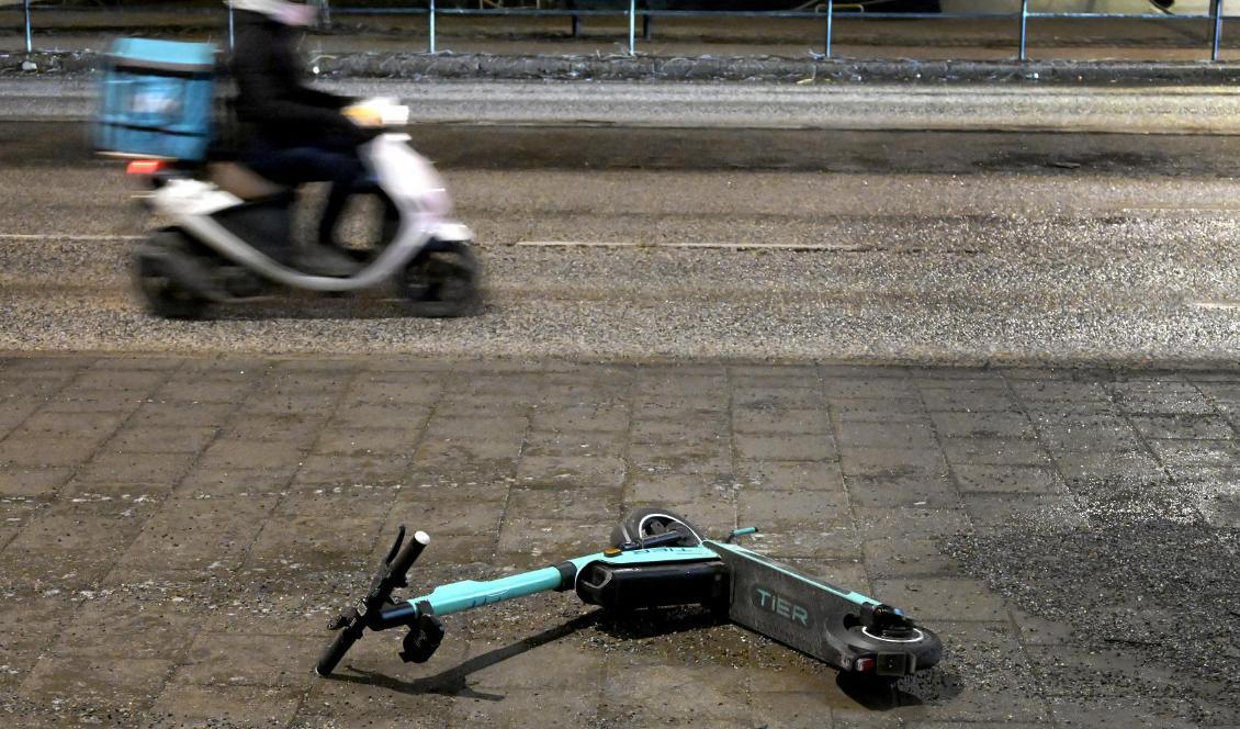 
Många irriteras över slängda eller felparkerade elsparkcyklar på trottoarer och cykelbanor. Foto: Janerik Henriksson/TT                                            