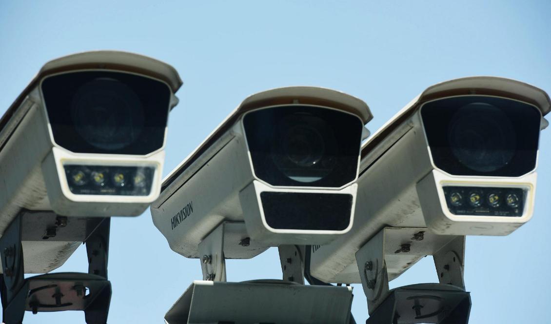 På bilden syns övervakningskameror som tillverkas av det kinesiska bolaget Hikvision. Foto: STR/AFP via Getty Images
