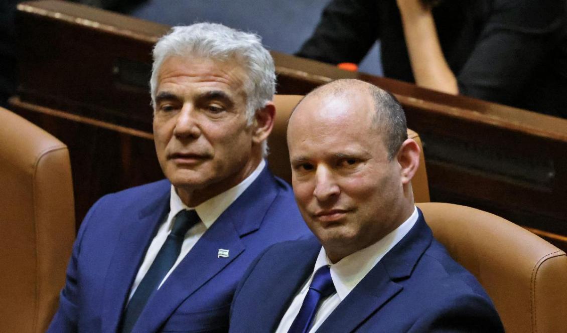 


Israels tidigare utrikesminister Yair Lapid (till vänster) tog över som tillfällig premiärminister från den 1 juli sedan den tidigare premiärministern Naftali Bennett avgått. Foto: Emmanuel Donand/AFP via Getty Images                                                                                                                                    