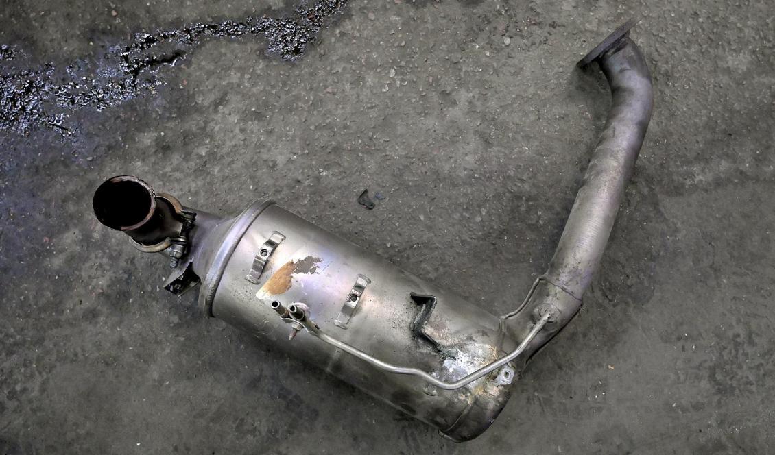
Katalysatorer som har till uppgift att rena avgaserna från bensindrivna bilar har blivit begärliga stöldobjekt då de innehåller värdefulla ädelmetaller. Enbart under förra året ökade stölderna av katalysatorer med 140 procent. Foto: Janerik Henriksson/TT                                            