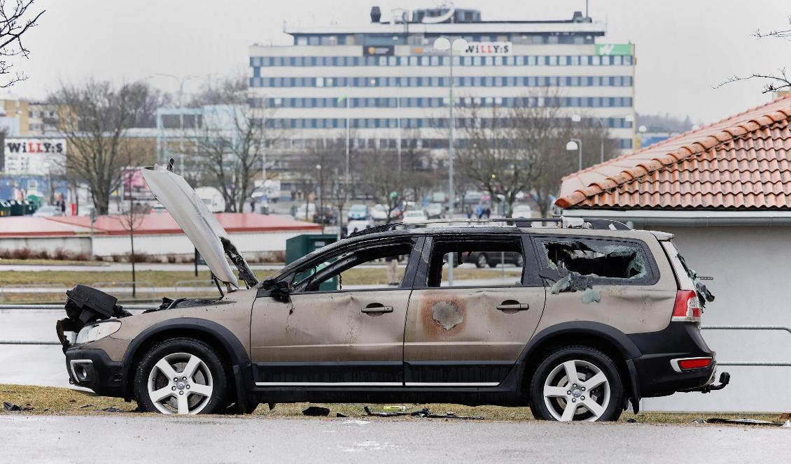 
På bilden syns en utbränd civilpolisbil i Skäggetorp i Linköping efter vandaliseringar i samband med att den dansk-svenske politikern Rasmus Paludan hade för avsikt att hålla en manifestation. Foto: Stefan Jerrevång/TT                                            