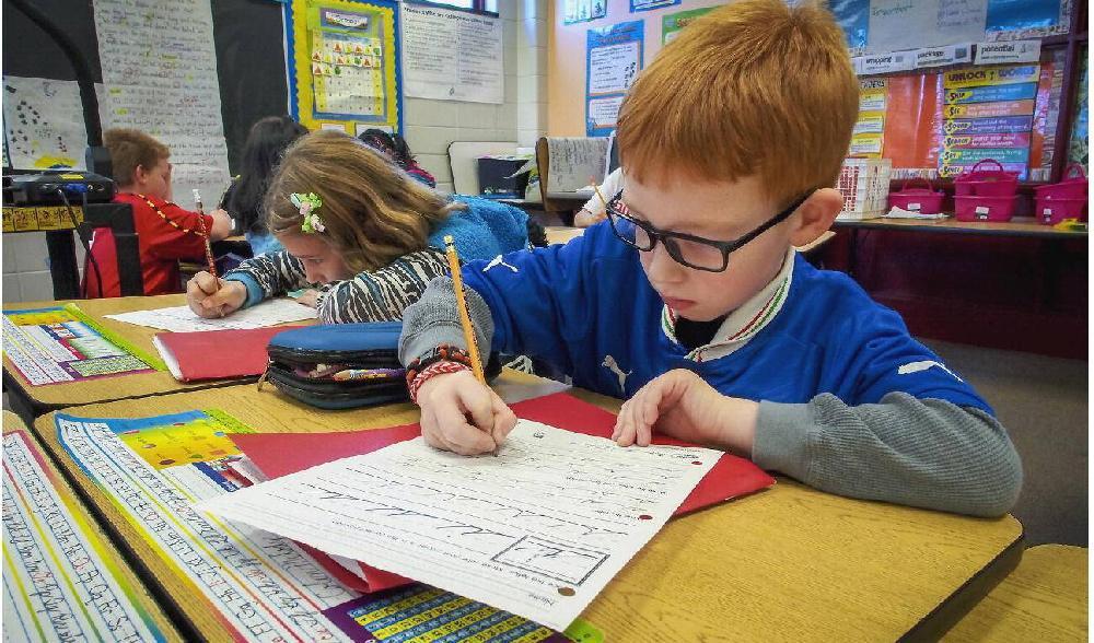 







Tredjeklassare övar på att skriva i en skola i delstaten Maryland i USA. Sedan 90-talet har man i USA behövt förenkla läromaterialet för att eleverna annars inte kan förstå det. Foto: Robert Macpherson/AFP via Getty Images                                                                                                                                                                                                                                                                                                                                                                