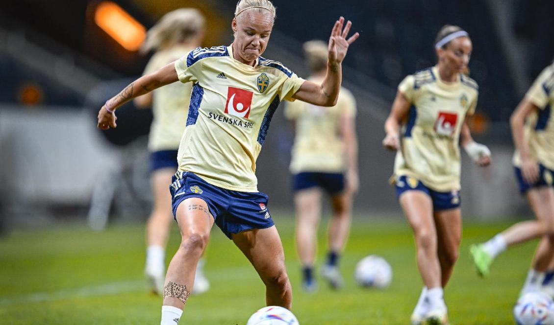 

Sveriges lagkapten Caroline Seger under ett träningspass inför fotbolls-EM. Foto: Anders Wiklund/TT                                                                                        
