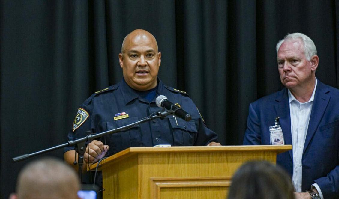 
Pete Arredondo, polischef i Uvalde i delstaten Texas, talar på en presskonferens efter masskjutningen i en skola där 19 barn och två lärare dödades. Foto: Charlotte Cuthbertson                                            