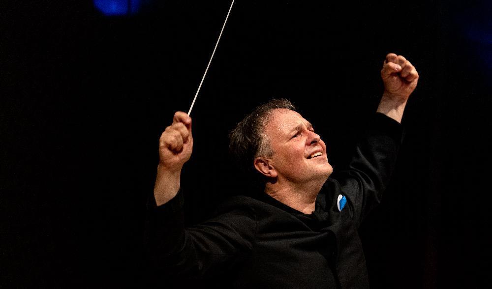 

Oramo & Sibelius är en musikdokumentär i regi av David Tarrodi. I filmen medverkar bland annat dirigenten Sakari Oramo. Foto: Yanan Li                                                                                        