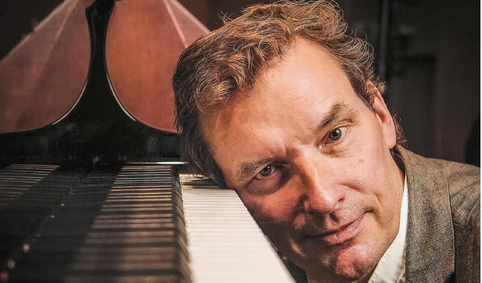 I Klassisk kuriosa: Det fyrhändiga pianot, bjuder pianisten och föreläsaren Erik Risberg (bilden) in musikern Bengt Forsberg. Foto: Ola Kjelbye