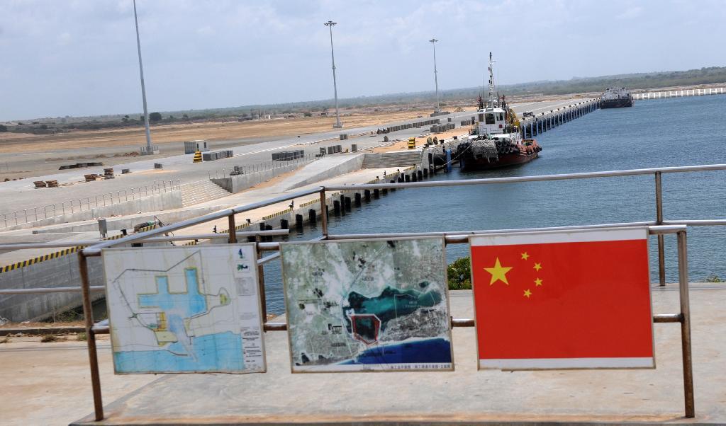 

En pråm ligger förtöjd i den nya hamnen i Hambantota i södra Sri Lanka i augusti 2011. Hamnen byggdes till stor del med lån från Kina. Foto: Lakruwan Wanniarachchi/AFP via Getty Images                                                                                        