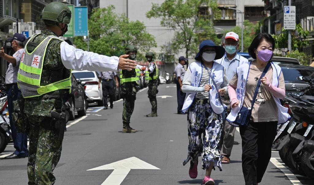 

Militär guidar lokalinvånare till skyddsrum under försvarsövningar den 25 juli i Taiwans huvudstad Taipei. Foto: Sam Yeh/AFP via Getty Images                                                                                        