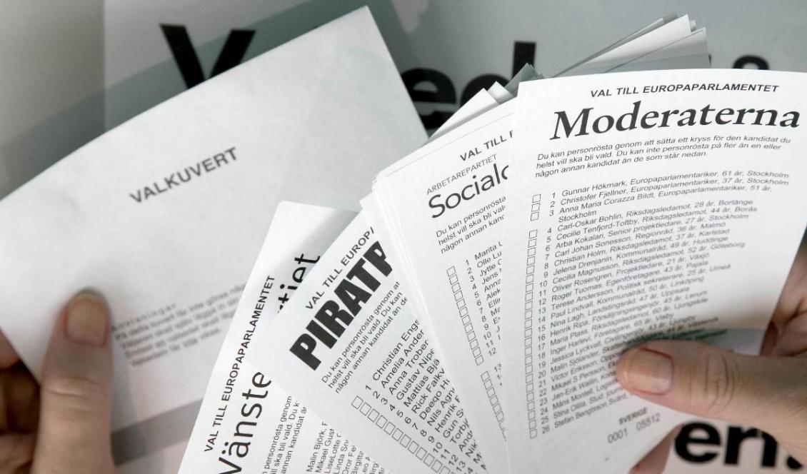

Valnämnden ansvarar för utläggning av partivalsedlar, men bara för riksdagspartierna. Det är inte vettigt eller rättvist menar debattören. Foto: Shutterstock                                                                                        