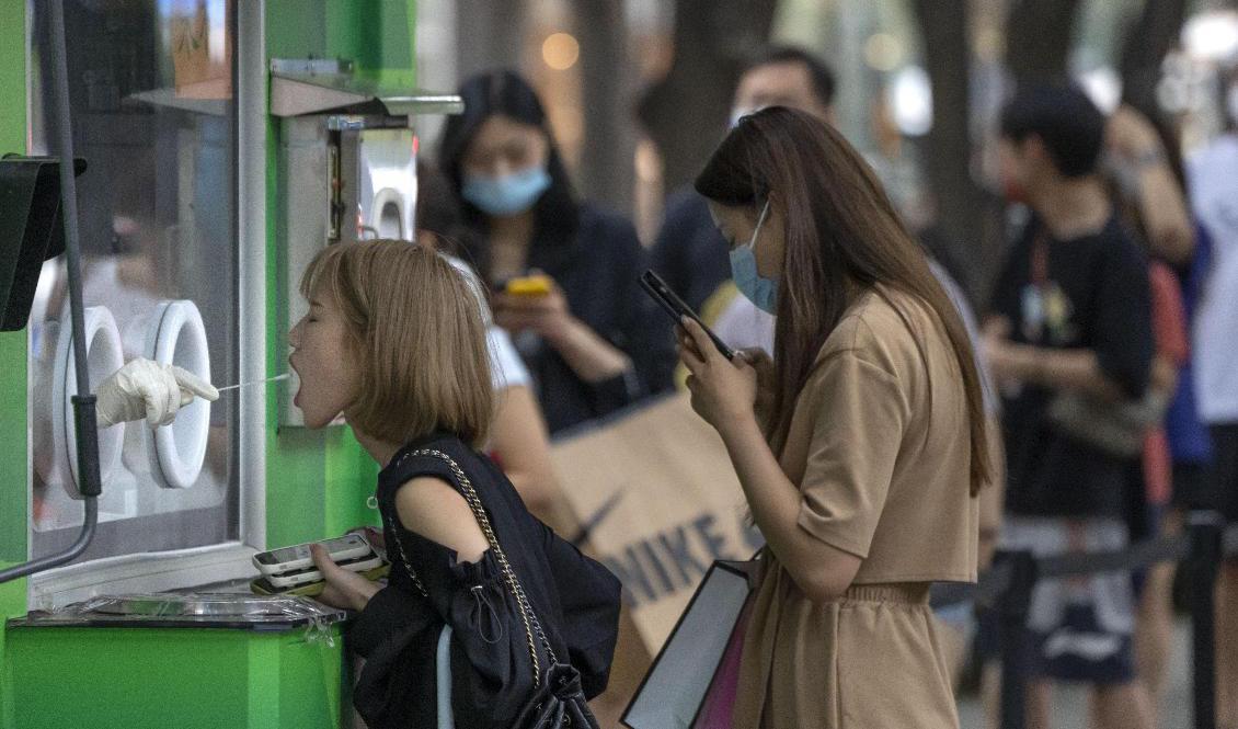 Den turist som vill lämna staden Sanya måste testa negativt på fem PCR-tester under en period av sju dagar. Arkivbild. Foto: Mark Schiefelbein/AP/TT