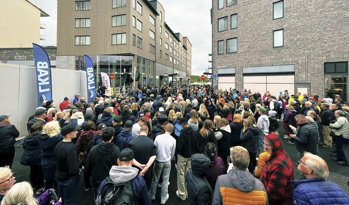 Besökare köar till handelskvarteren i nya Kiruna centrum under invigningens första dag i torsdags. Den officiella invigningsceremonin går av stapeln under lördagen. Foto: Anders Lindberg/TT