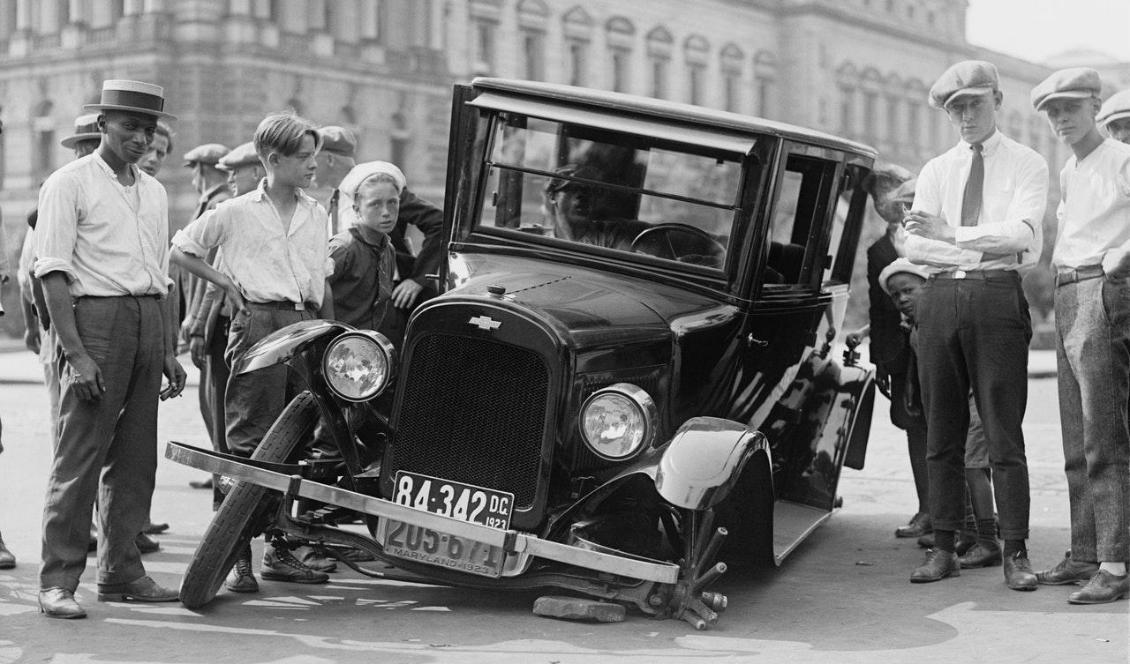 
"Bilen var i rullning, det var inga problem; men knappt hann vi ge oss iväg innan någon insisterade på att göra om hjulet, vilket hade fungerat utmärkt fram till dess." Foto: Public Domain                                            