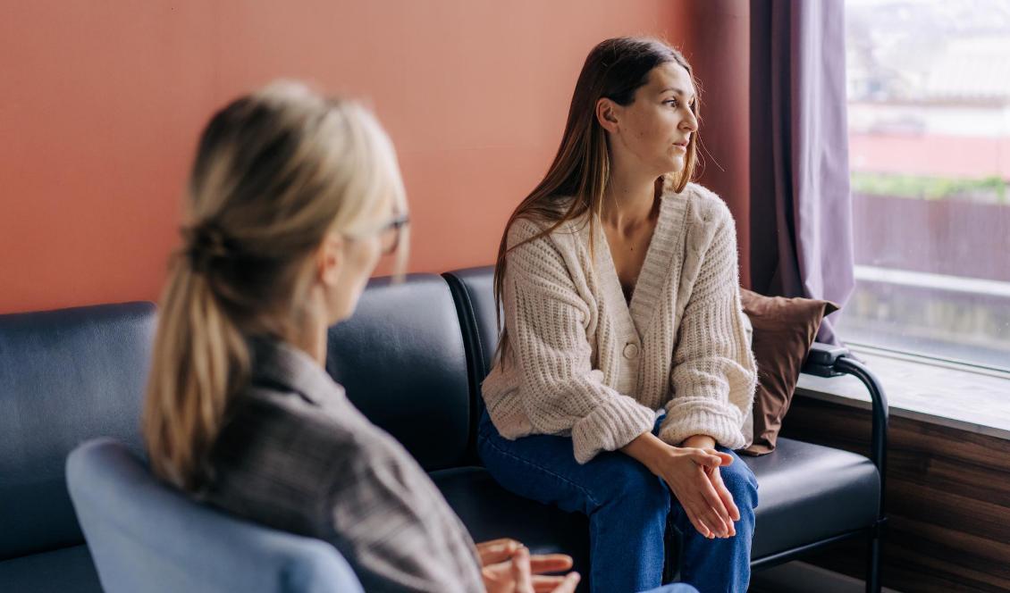 Samtalsterapi är en av de första behandlingarna man bör erbjuda patienter vid depression- och ångeststillstånd menar allt fler inom psykiatrin. Foto: Ilona Kozhevnikova/Shutterstock