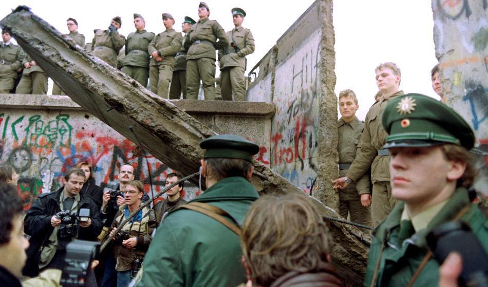 
När Berlinmuren föll 1989 trodde många att den socialistiska rörelsen dog med den. Men socialismen ikläder sig i dag skruden postmodernism. Foto: Gerard Malie/AFP via Getty Images                                            