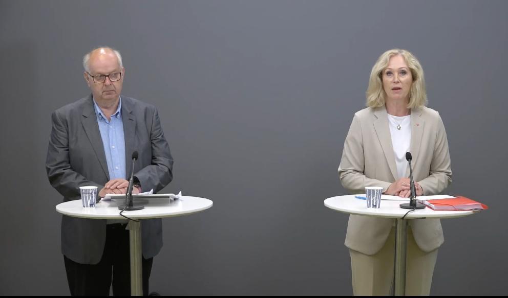 


Utredaren Mats Svegfors och kulturministern Jeanette Gustafsdotter (S) presenterar mediestödsutredningen. Foto: Skärmbild/Regeringen.se                                                                                                                                    