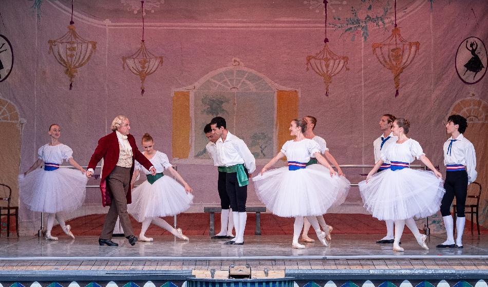 



Tivoli Baletteater i öppningsscenen ur Bournonville-afton vid Pantomimteatern i Köpenhamn. Foto: Annett Ahrends                                                                                                                                                                                
