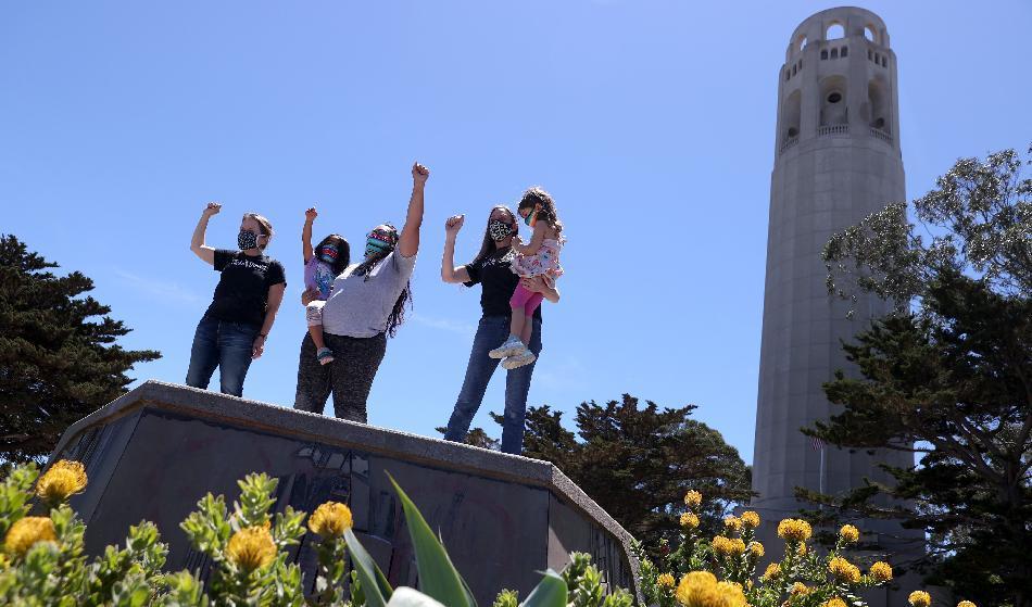 





Den kulturmarxistiska rörelsen Black Lives Matter har de senaste åren drivit på borttagandet av statyer. Här i San Francisco stod en staty av Christopher Columbus som staden tog bort efter att den vandaliserats. Foto: Justin Sullivan/Getty Images                                                                                                                                                                                                                                                                        