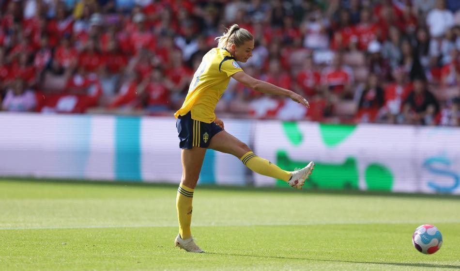 
Fridolina Rolfö skjuter 1–0 för Sverige i gruppspelsmatchen mot Schweiz under EM på Bramall Lane i Sheffield den 13 juli. Sverige vann med 2–1. Foto: Alex Pantling/Getty Images                                            