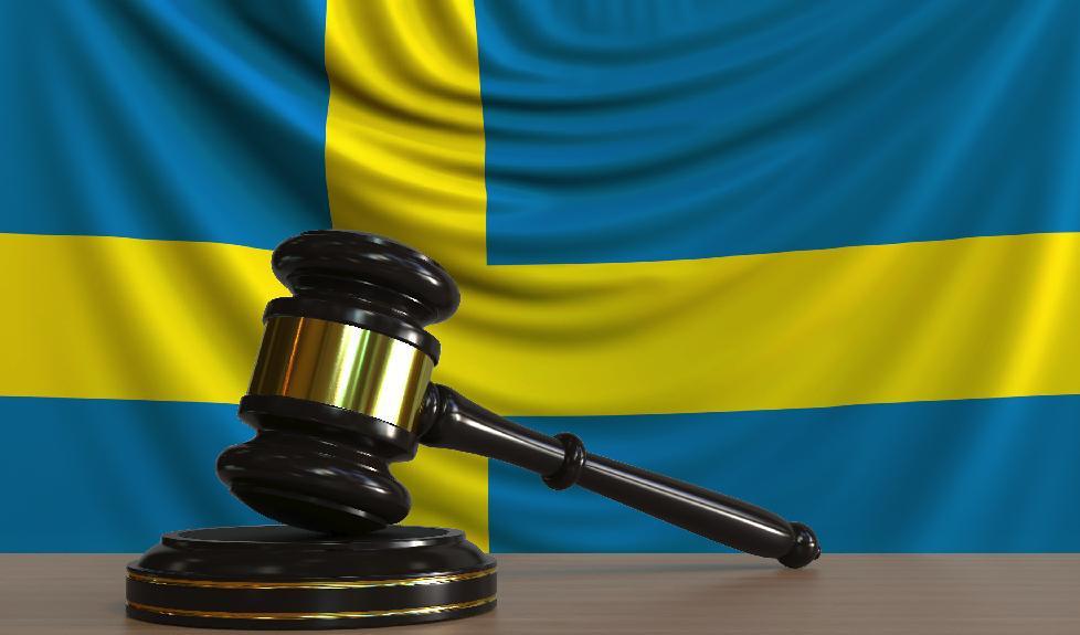 


Två Timbrojurister efterlyser skarpare vapen mot tjänstemän i offentlig förvaltning som bryter mot lagar. Dessutom lyfts medborgarnas bristande grundlagsskydd fram. Foto: Shutterstock                                                                                                                                    
