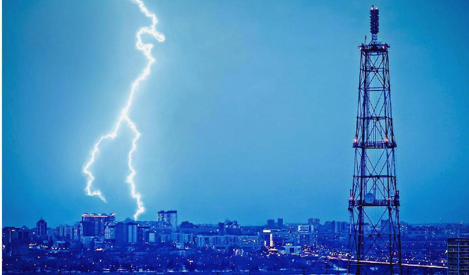 

Åskmoln uppstår när laddningar av protoner och elektroner möts i atmosfären. Ett statiskt fält uppkommer, och när spänningen mellan polerna ökar kan en blixt överbrygga luftens isolerande lager. Foto Shutterstock                                                                                        