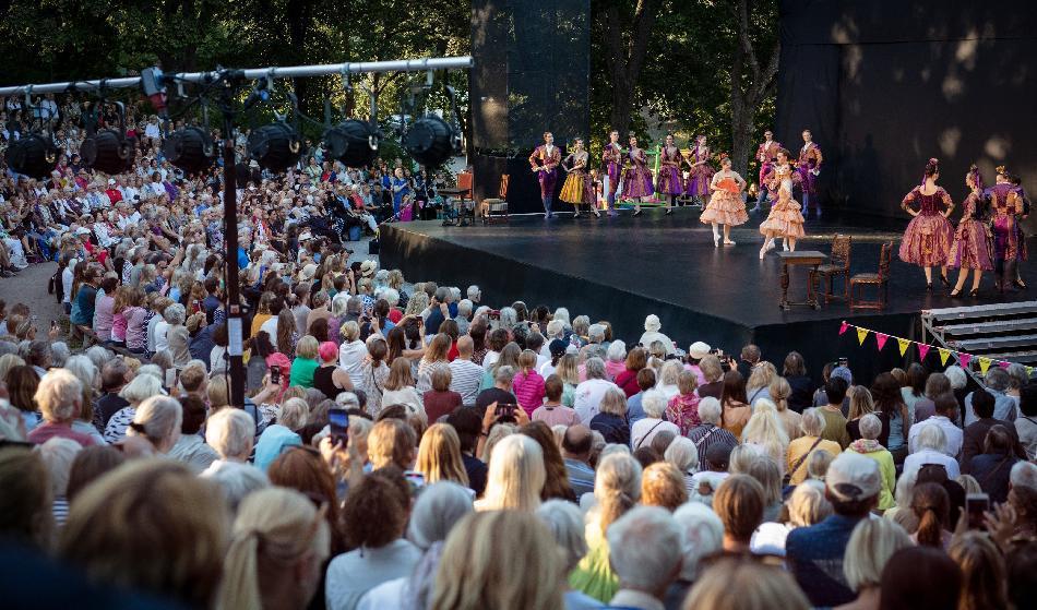 

Kungliga Baletten framför scener ur den berömda baletten Don Quijote inför en fullsatt publik i Vitabergsparken. Föreställningen har nypremiär på Kungliga Operan den 9 september. Foto: Limgöoga Operan/Johanna Hanno                                                                                        