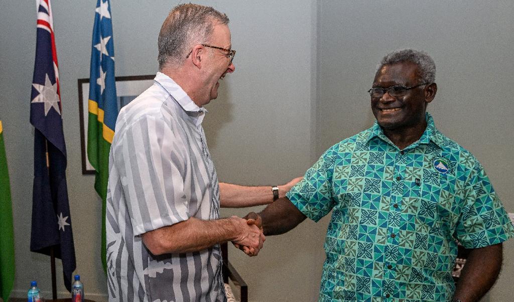 
Australiens premiärminister Anthony Albanese tillsammans med Salomonöarnas premiärminister Manasseh Sogovare på Fijiöarna i juli 2022. Foto: Joe Armao/Pool/AFP via Getty Images                                            