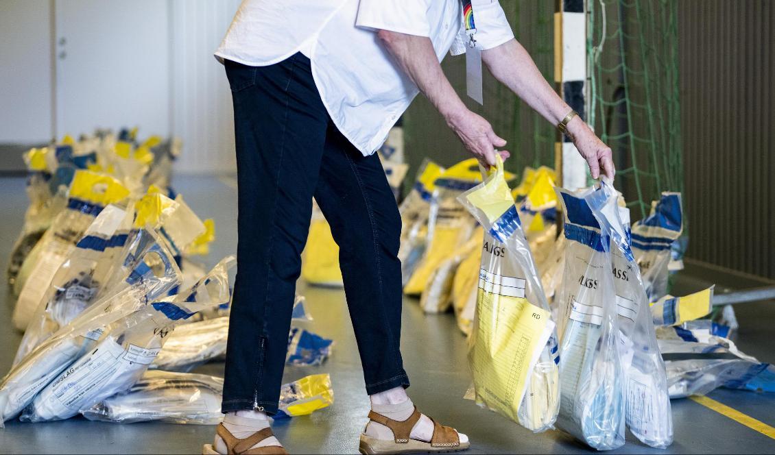 Valkassar med avlagda röster från hela Skåne anländer till länsstyrelsens kontrollräkningslokaler på Kockum Fritid i Malmö på måndagen. Foto: Johan Nilsson/TT