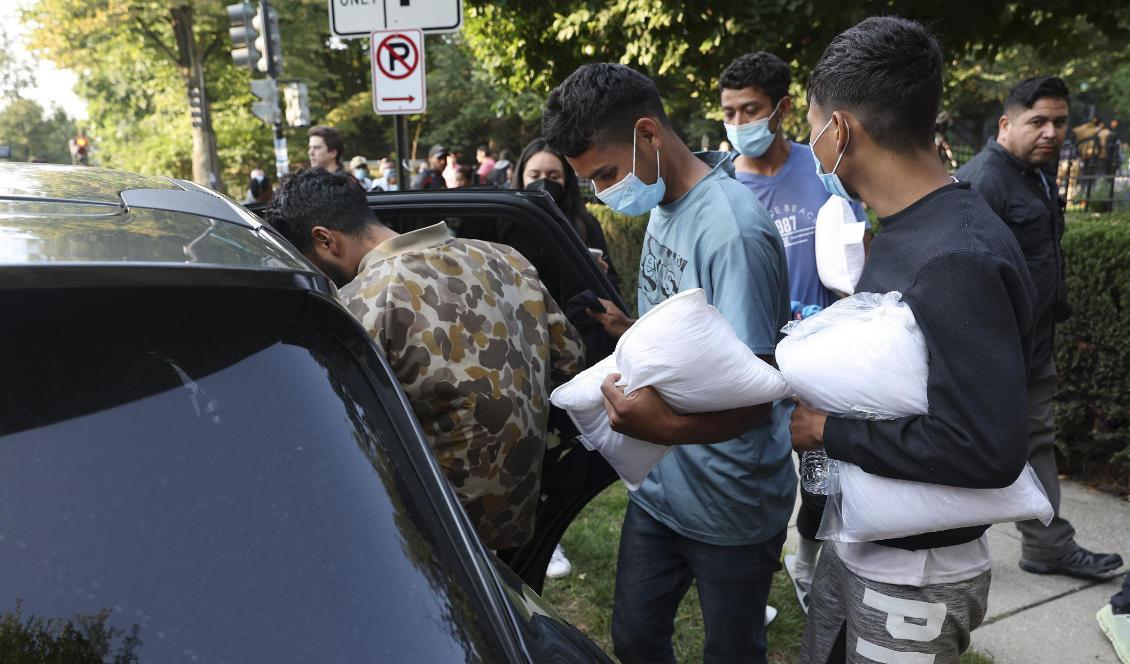 





Migranter från central- och sydamerika transporteras till utanför den amerikanska vicepresidenten Kamala Harris bostad i USA:s huvudstad Washington DC den 15 september 2022. Foto: Kevin Dietsch/Getty Images                                                                                                                                                                                                                                                                        