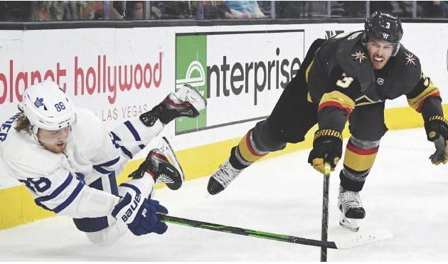 
Svenske William Nylander (Toronto Maple Leafs) ser ut att sväva i en duell med Vegas Golden Knights Brayden McNabb. Bilden är från 2019. Foto: Ethan Miller/Getty Images                                            