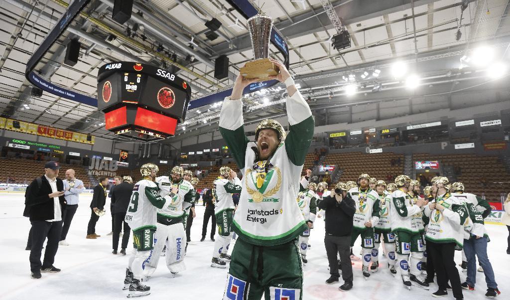 

Färjestadspelare jublar efter att ha besegrat Luleå i den sjunde finalmatchen och ännu en gång blivit svenska mästare. Foto: Pär Bäckström/TT                                                                                        