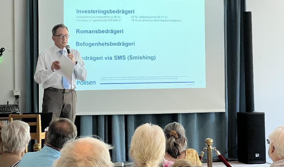 



Poliskommissarie Jan Friberg föreläser om brottsförebyggande åtgärder på seminariet ”Stoppa bedrägerier mot mot äldre” den 18 augusti i Stockholm. Foto: Privat                                                                                                                                                                                