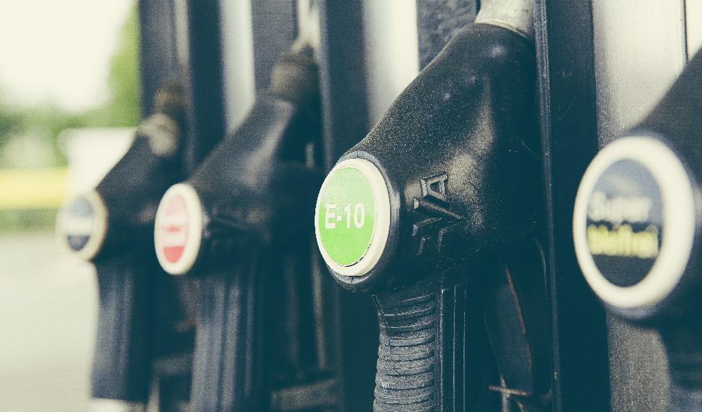 

Reduktionsplikten i bränsle är avgörande för att nå klimatmålen anser Energimyndigheten, men vill frysa reduktionen i bensin på 14 procent. Foto: Creative Commons                                                                                        