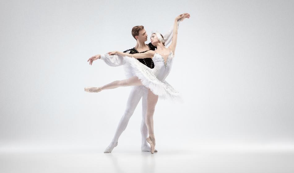 I baletten Svansjön uttrycks den ömsesidiga kärleken mellan den kvinnliga dansösen och den manlige dansören dansören i ett innerligt pas de deux. Foto: Shutterstock