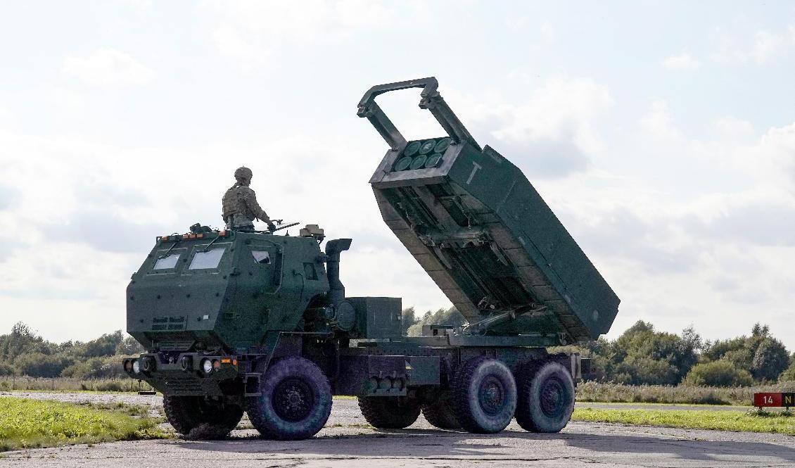 Raketartillerisystemen Himars under en övning i Riga i Lettland tidigare i år. Nu skickar USA fler enheter till Ukraina. Arkivbild. Foto: Roman Koksarov/AP/TT