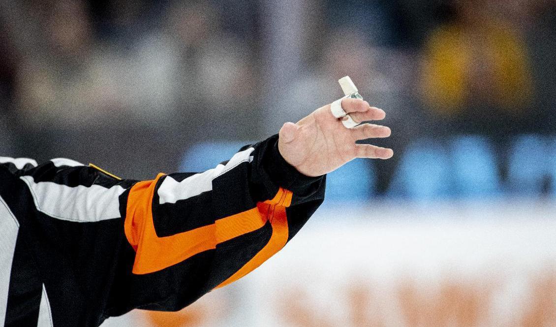 

Det råder brist på hockeydomare i Sverige. Arkivbild. Foto: Adam Ihse/TT                                                                                        