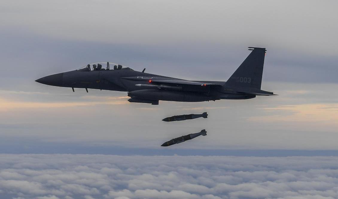 Sydkorea släppte under tisdagen två precisionsbomber. Foto: Sydkoreanska försvarsdepartementet/AP/TT
