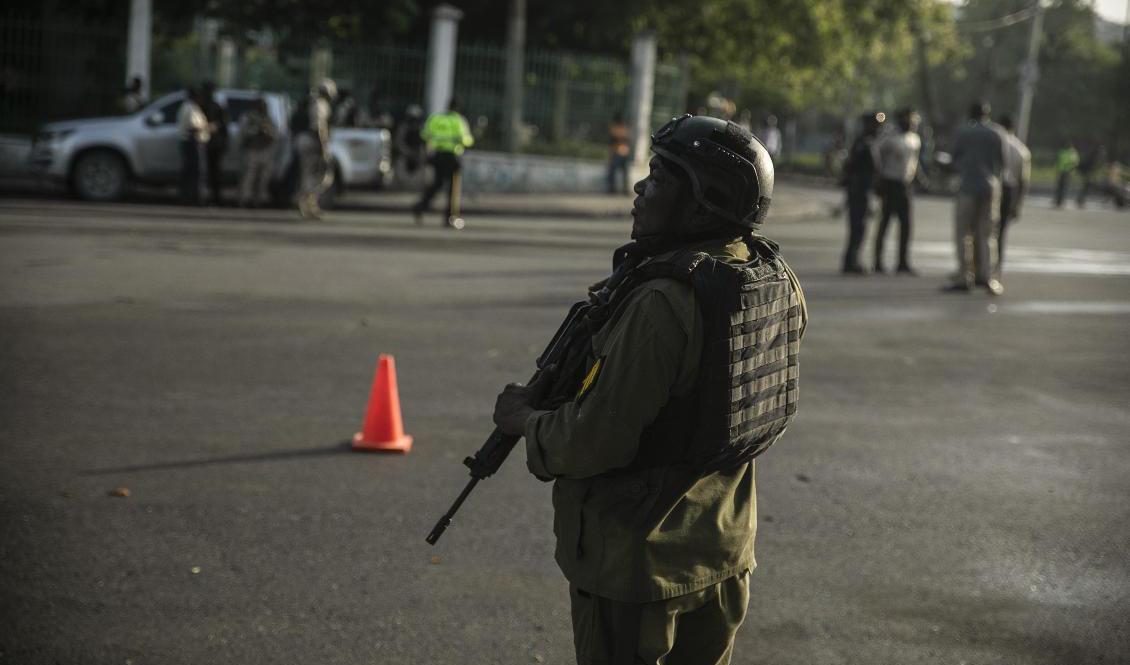 

Beväpnad militär patrullerar områden i Haitis huvudstad Port-Au-Prince. Men kriminella gäng håller på att ta över kontrollen av stora delar av önationen. Foto: Odelyn Joseph/AP/TT                                                                                        